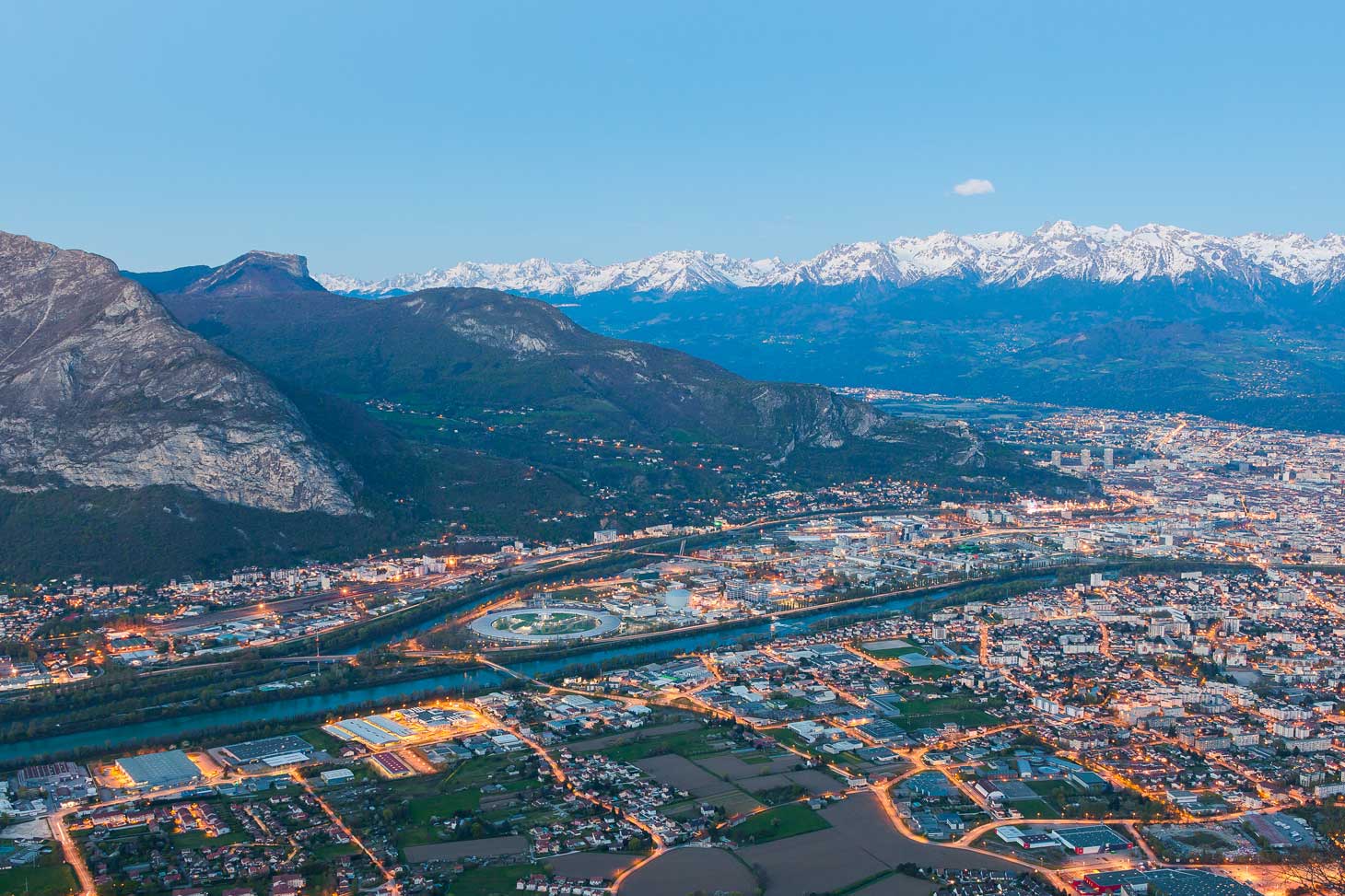 Vue panoramique de la ville de Grenoble et du massif de Belledonne. © Pierre Jayet